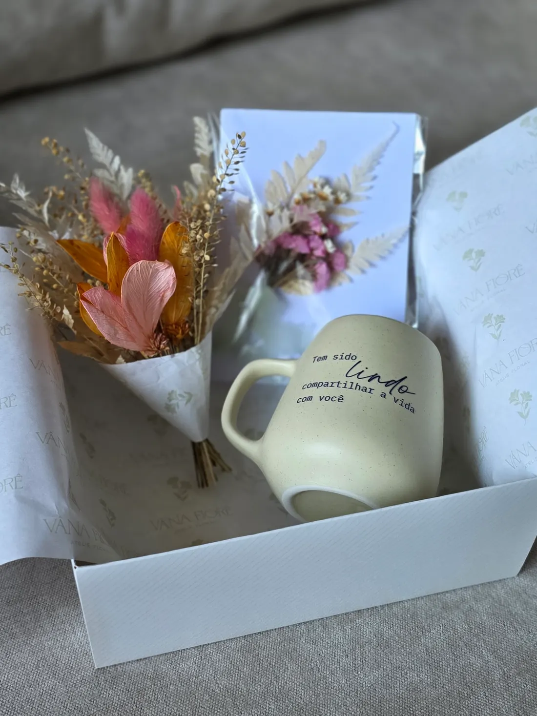 Kit presente Vâna Fiorê com mini buquê, caneca e cartão