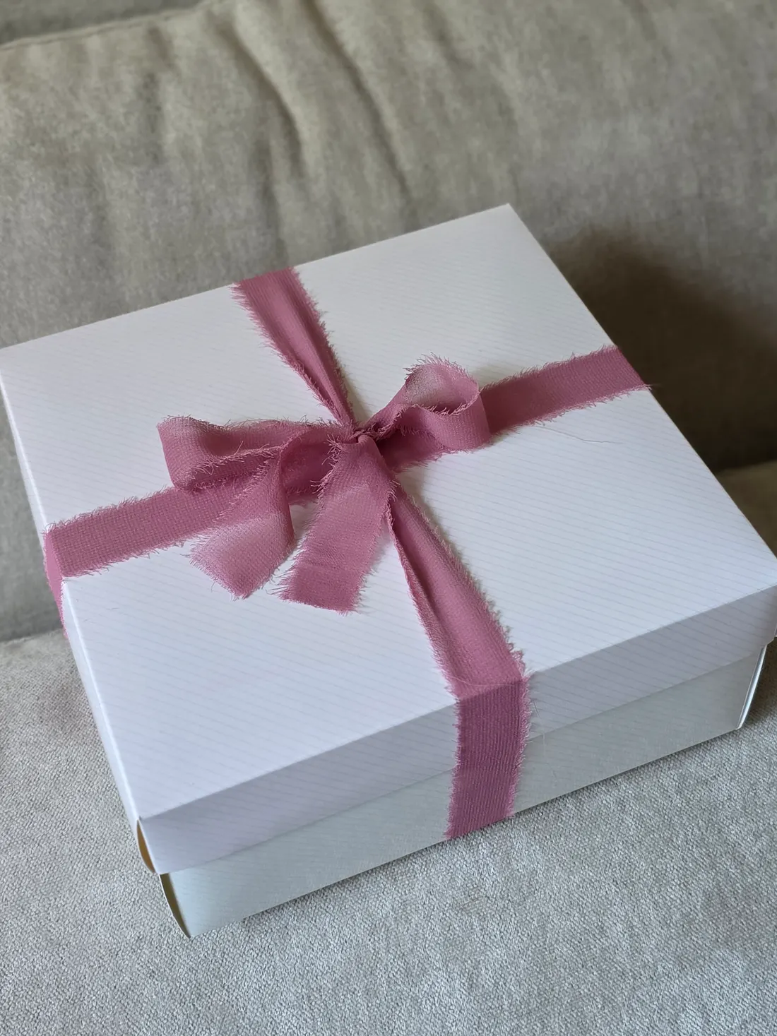 Caixa presente branca com laço de fita rosa artesanal