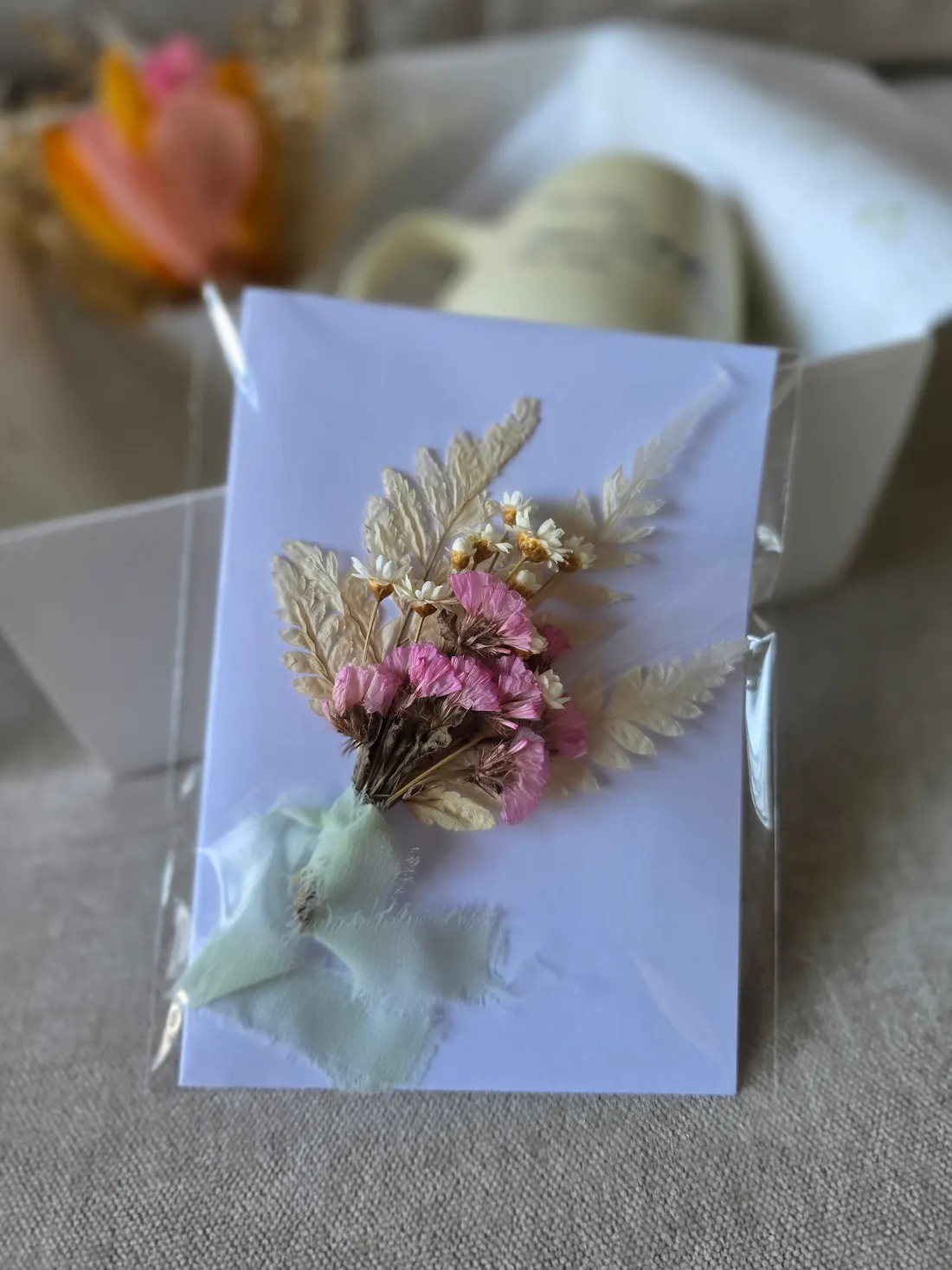Cartão floral com flores desidratadas aplicadas