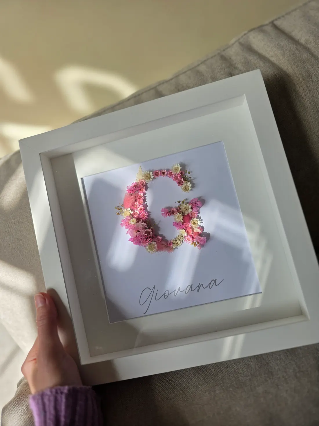Quadro floral apoiado na caixa presente