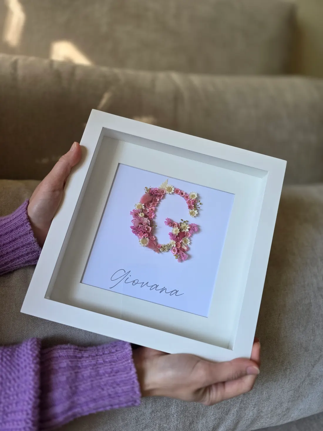 Quadro floral personalizado com inicial em flores desidratadas