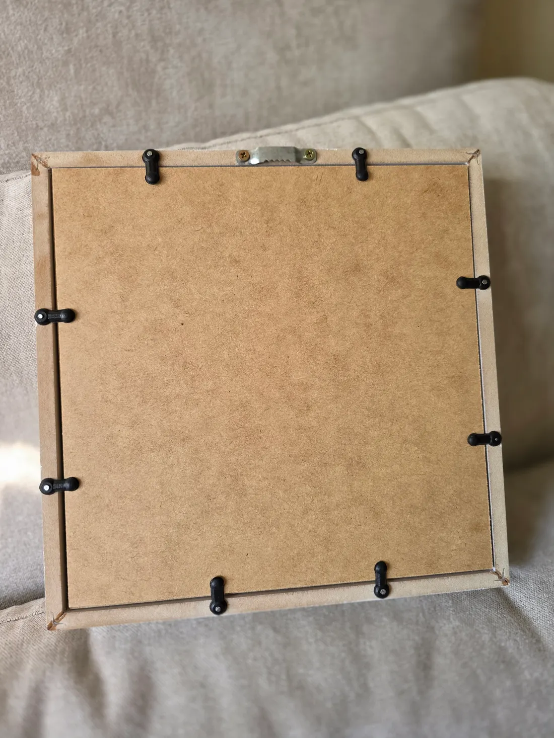 Verso do quadro com suporte para pendurar na parede